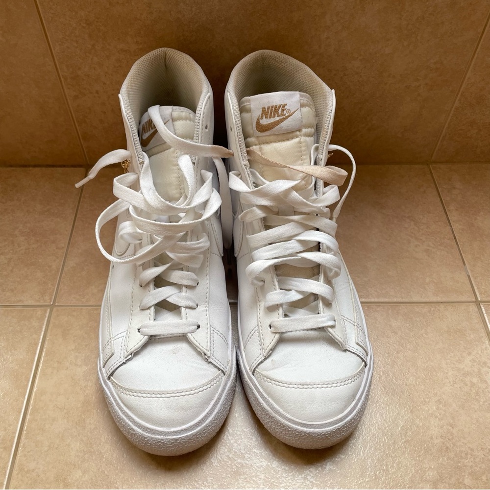 Nike Womens Blazer Mid ‘77 LX Shoes Lucky Charms White Gold Size 8.5